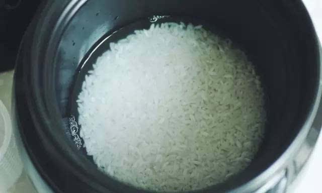 电饭煲煮好饭有水怎么办（解决电饭煲过多水的问题）