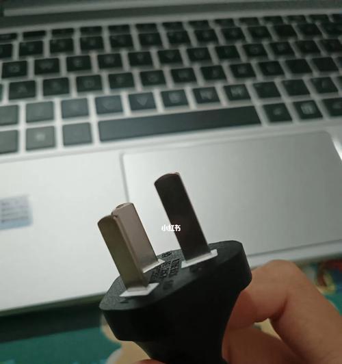 电脑显示器触电黑屏的故障排查与解决方法（遭遇电脑显示器触电黑屏？别慌）