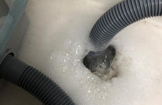 洗衣机进水口一直进水的原因及解决方法（洗衣机进水口不停进水的问题分析与解决）
