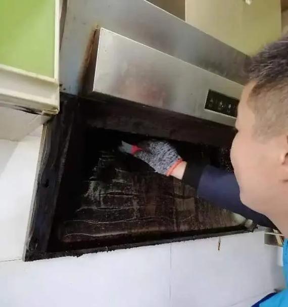 盘龙区油烟机清洗方法（一步一步教你如何正确清洗油烟机）