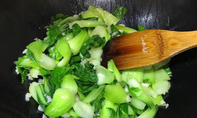 解决燃气灶炒青菜没水分问题的绝招（保留青菜水分）