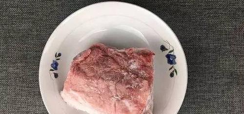 如何有效处理冰箱里散发异味的肉类食物（采取措施让肉类食物在冰箱中保持清新宜人的气味）