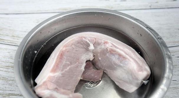 如何有效处理冰箱里散发异味的肉类食物（采取措施让肉类食物在冰箱中保持清新宜人的气味）
