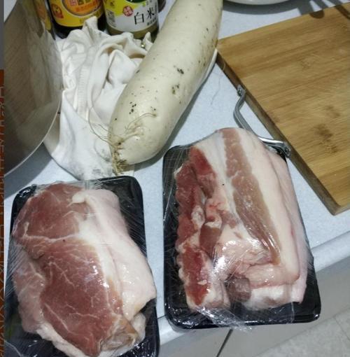 如何有效处理冰箱里散发异味的肉类食物（采取措施让肉类食物在冰箱中保持清新宜人的气味）