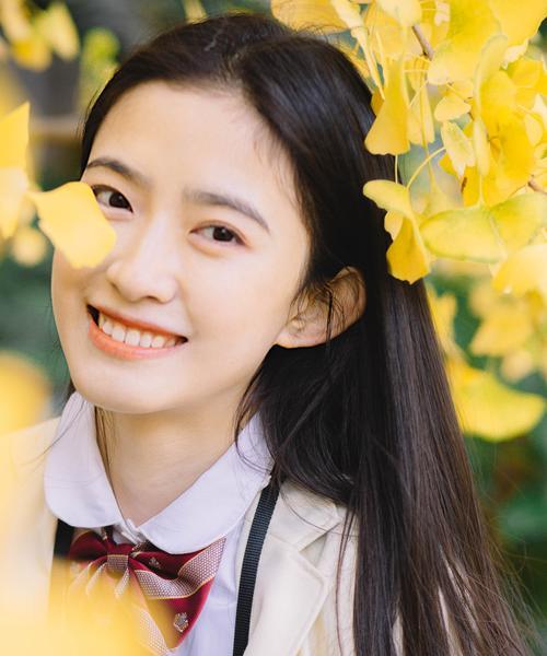 女生如何自觉使用手机拍照？拍照时有哪些技巧可以提高照片质量？