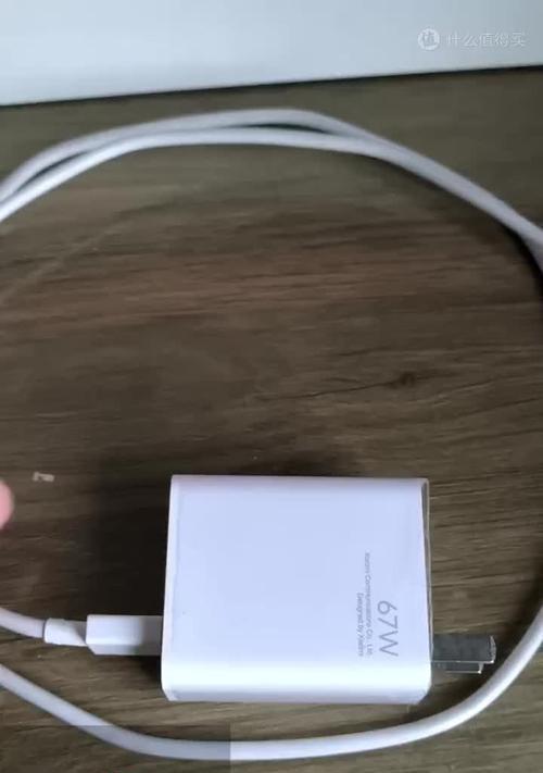 桌上的手机充电器叫什么名字？它的工作原理是什么？