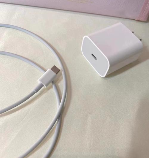 充电器插头双口透明的材质是什么？这种材质有何特点？