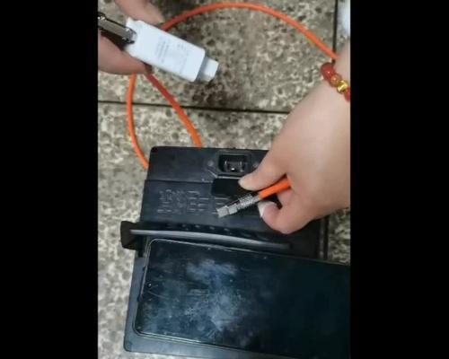充电器底盖拆卸方法是什么？拆开后如何进行清洁和保养？