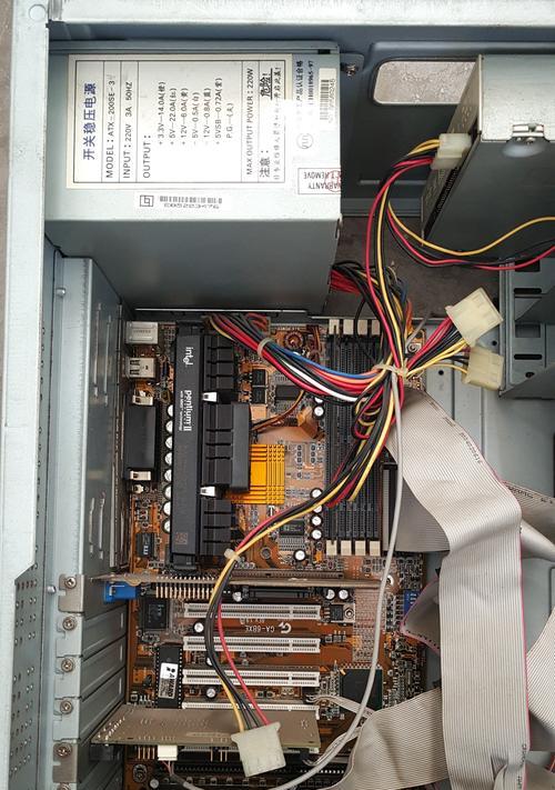 台式电脑关机后如何关闭机箱盖？有无特别注意事项？
