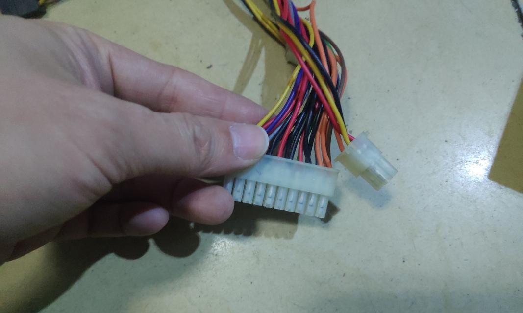 电脑显示器电源如何安全拆卸？