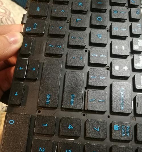 键盘变灰是硬件问题吗？如何快速恢复？