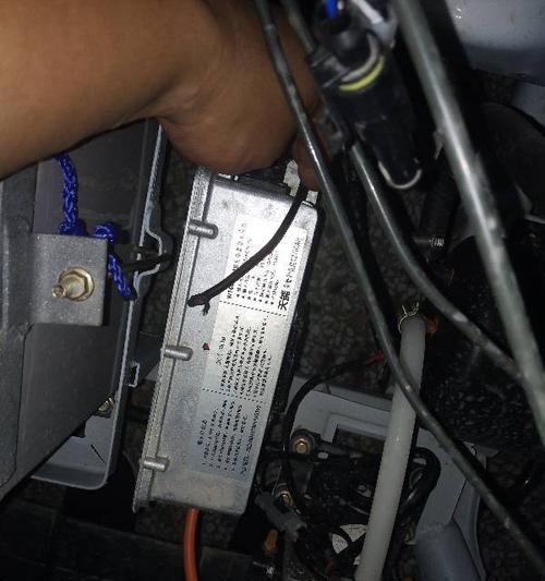 小轿车内塞入电瓶车如何处理？有安全的解决方法吗？