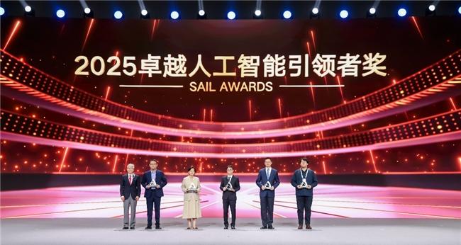 光电融合突破算力边界：曦智科技 2025 WAIC 发布多维度创新成果
