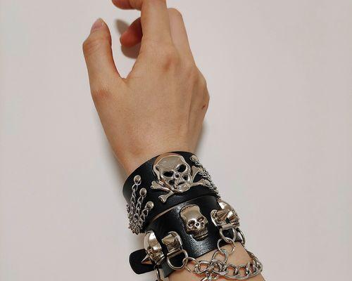 朋克手环佩戴方式是什么？如何搭配服装？