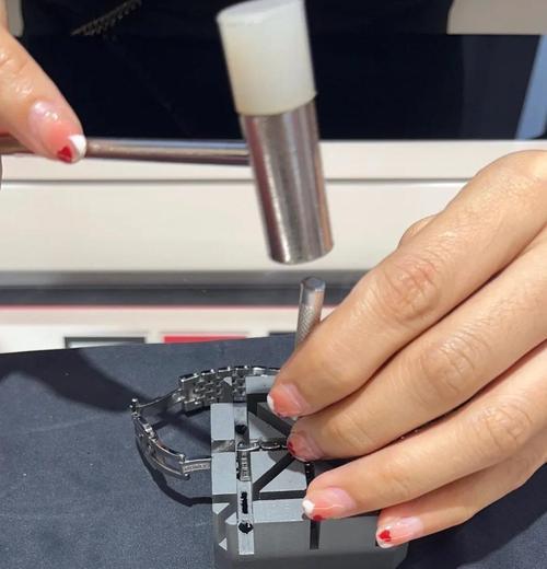 手环贝壳表带如何拆卸？拆卸过程中需要注意什么？