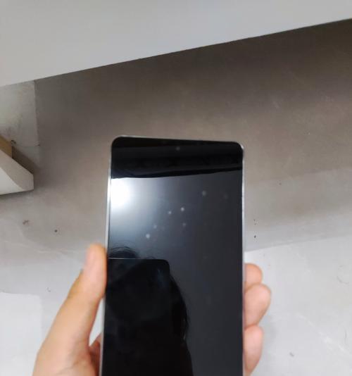 如何去除手机贴膜上的气泡（15个简单有效的去除贴膜气泡技巧）